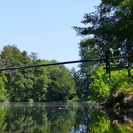 Отель Camping Les Lacs De Courtes Estang Экстерьер фото