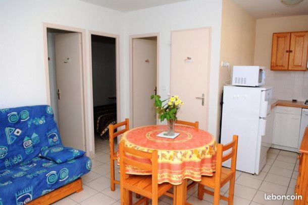 Отель Camping Les Lacs De Courtes Estang Экстерьер фото