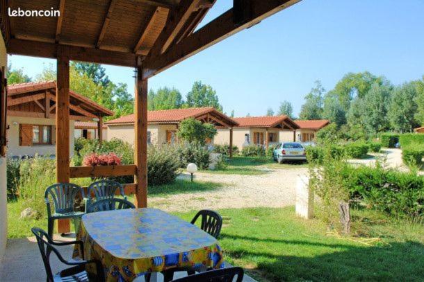 Отель Camping Les Lacs De Courtes Estang Экстерьер фото