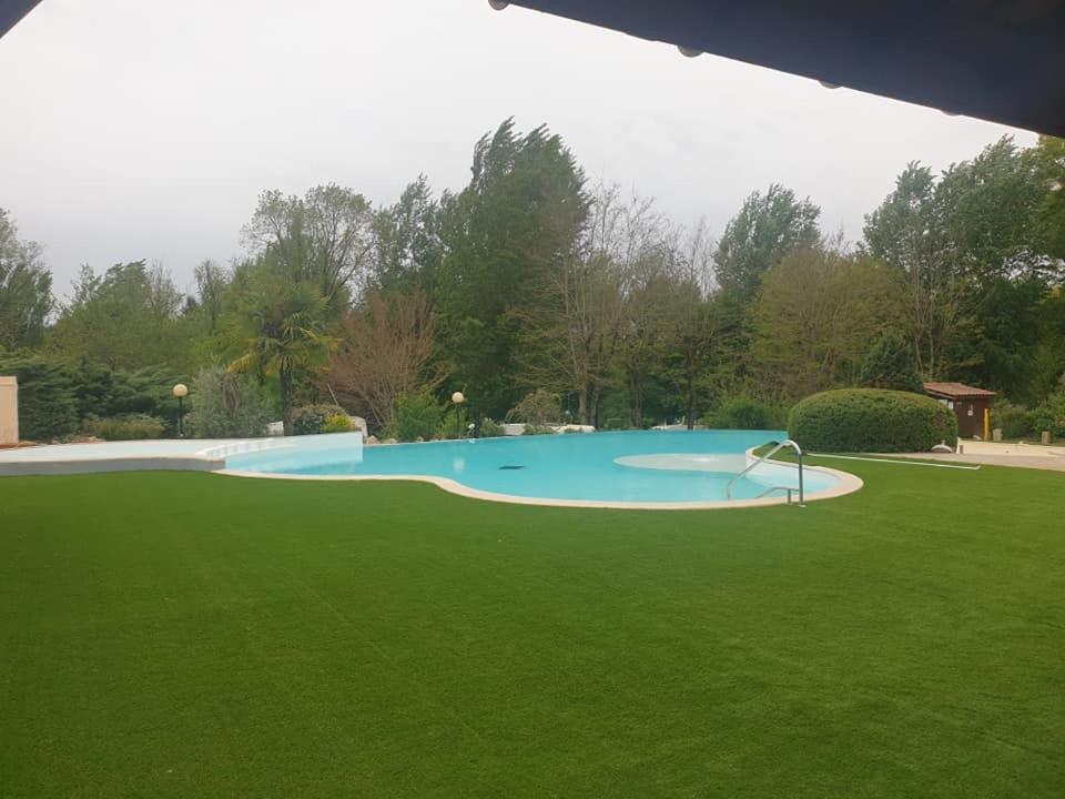 Отель Camping Les Lacs De Courtes Estang Экстерьер фото