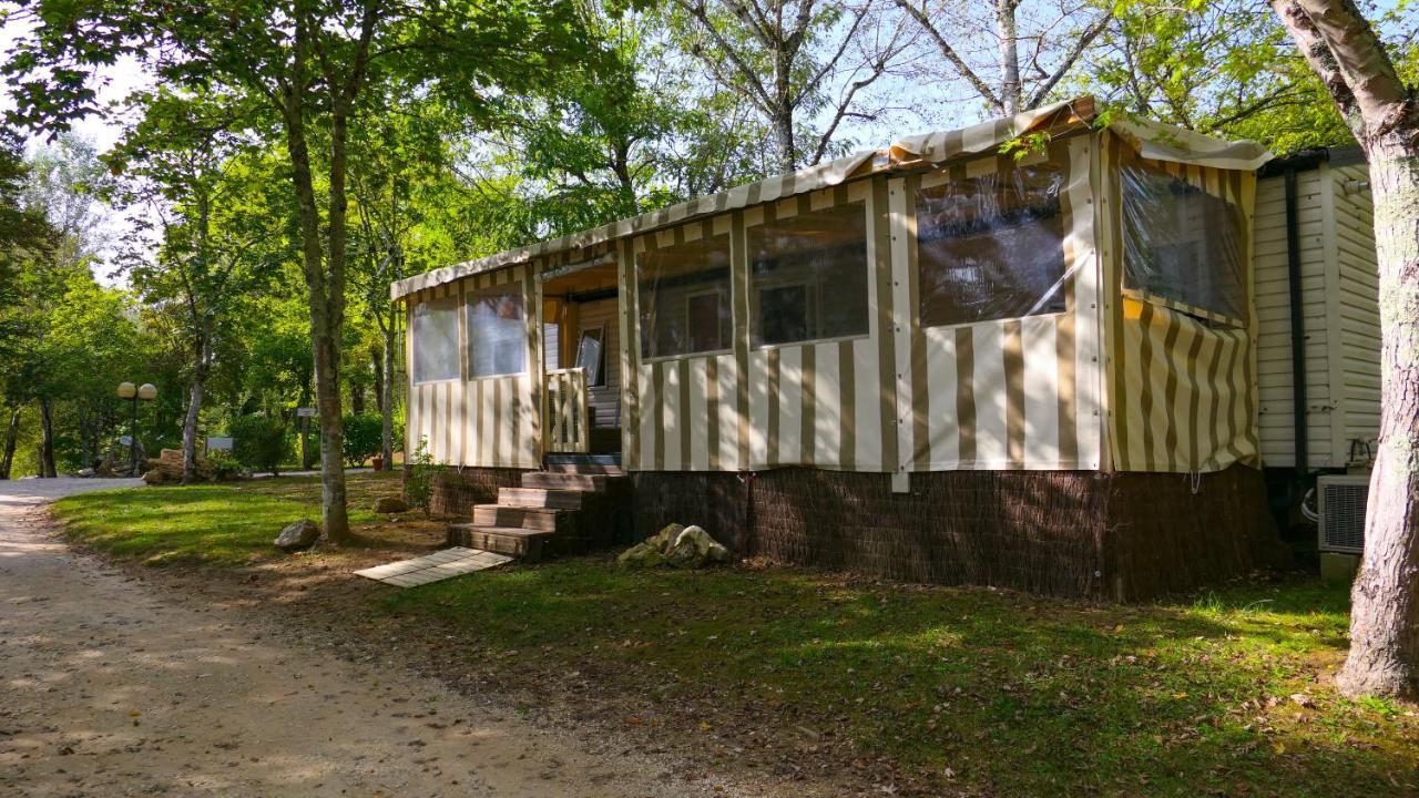 Отель Camping Les Lacs De Courtes Estang Экстерьер фото