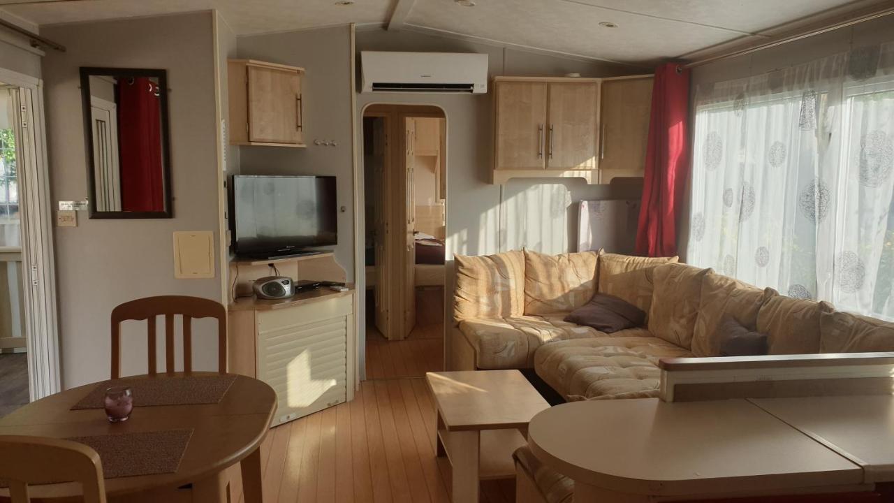 Отель Camping Les Lacs De Courtes Estang Экстерьер фото